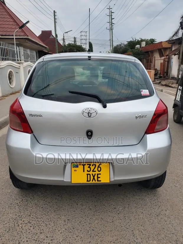 Toyota Vitz 2005 Silver - 1