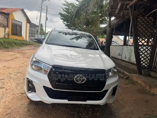 Toyota Hilux Revo Smart Cab 2.8 Diesel AWD 2018 White - 1