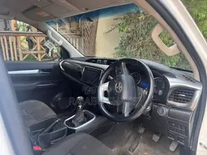 Toyota Hilux Revo Smart Cab 2.8 Dizeli AWD 2018 Nyeupe