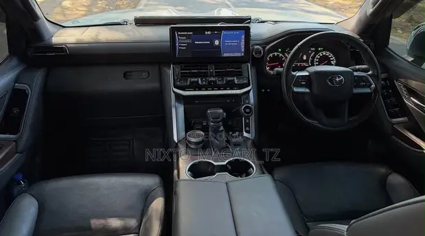 Toyota Land Cruiser LC300 2024 - 1