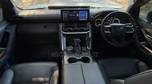 Toyota Land Cruiser LC300 2024