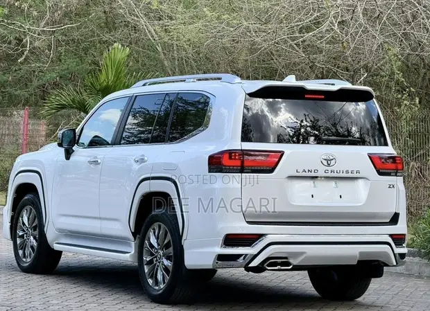 Toyota Land Cruiser LC300 2025 White - 1