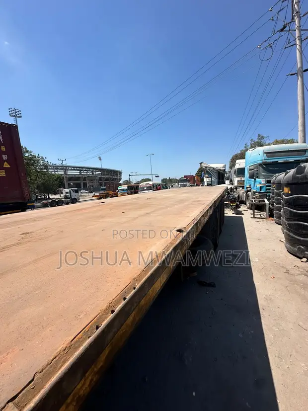 International Flatbed Semi-Trailer - 1
