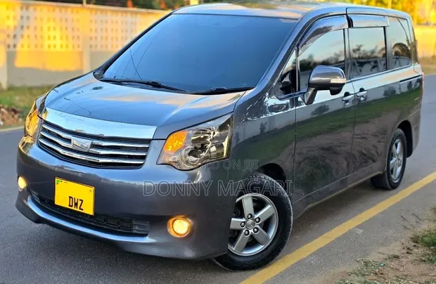 Toyota Noah 2010 - Gray - 1