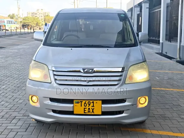 Toyota Noah 2005 Silver - 1