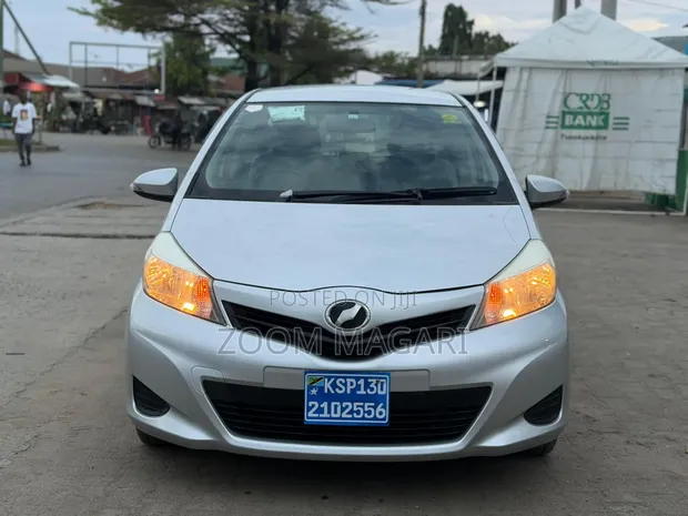 Toyota Vitz 2006 Silver - 1