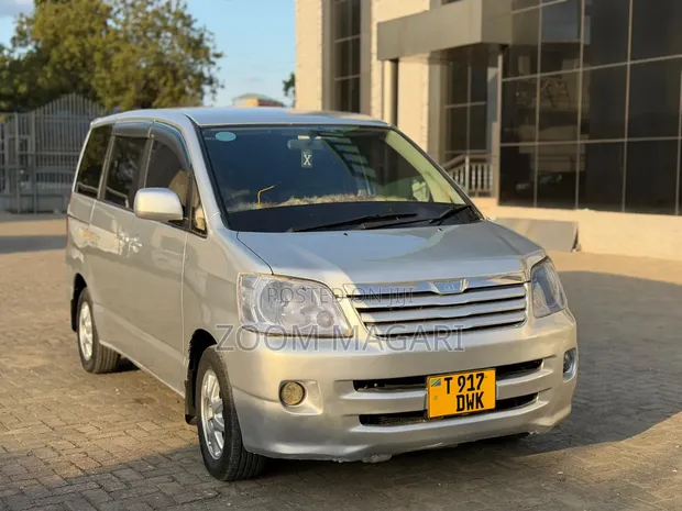 Toyota Noah 2006 Nyeupe - 1