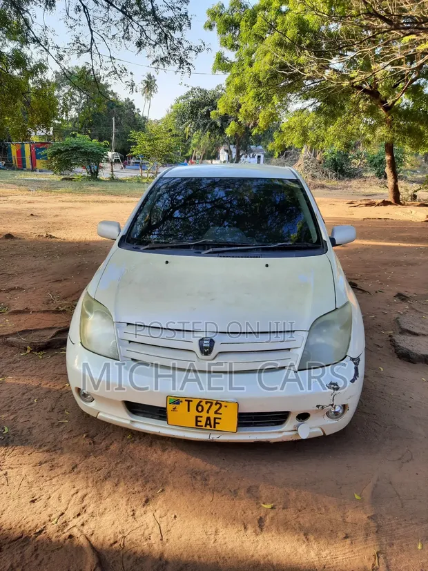 Toyota IST 2004 White - 1