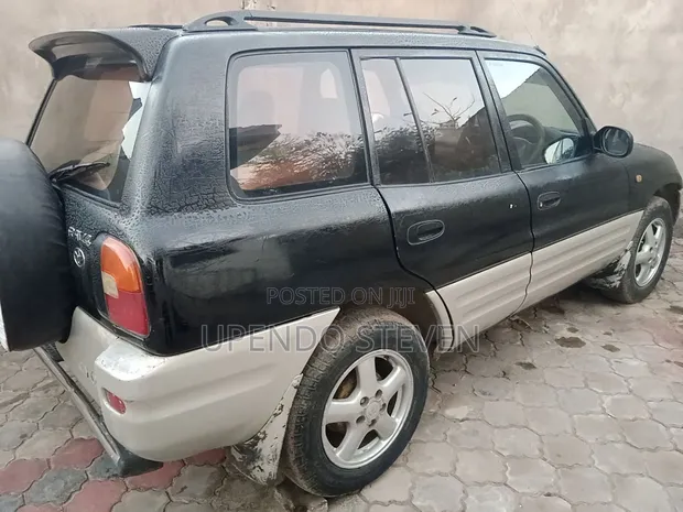 Toyota RAV4 Base FWD 1996 Black - 1