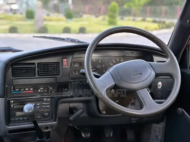 Toyota Hilux 1999 Pickup - 1