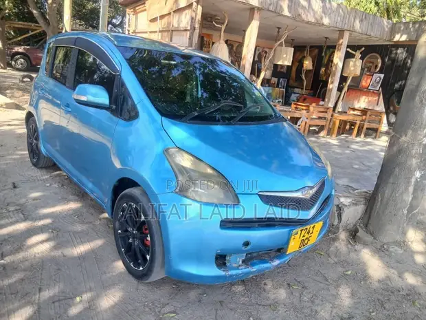 Toyota Ractis 1.3 FWD 2005 Hatchback - 1