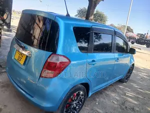 Toyota Ractis 1.3 FWD 2005 Hatchback