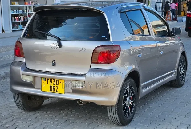 Toyota Vitz 2003 Silver - 1