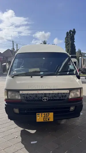 Toyota HiAce 2002 - White
