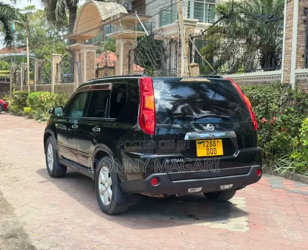 Nissan X-Trail 2010 Black - 1