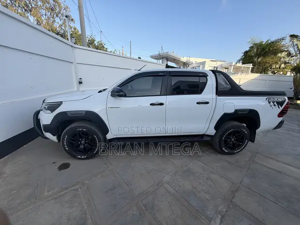 Toyota Hilux 2024 White - 1