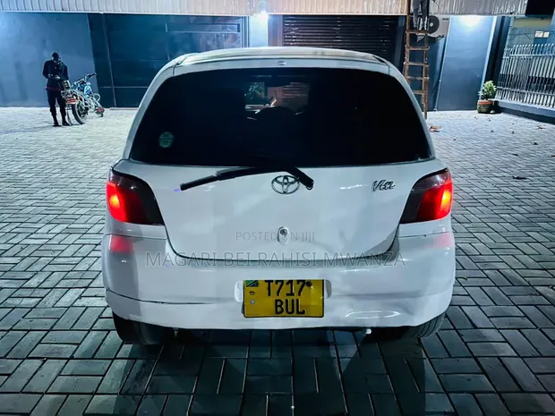 Toyota Vitz 2001 White - 1