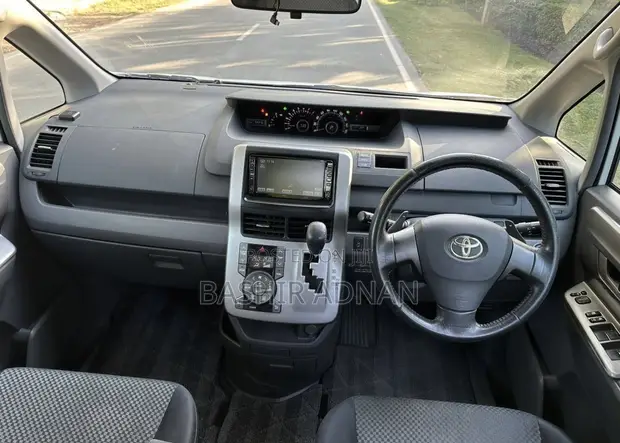 Toyota Noah 2.0 2009 Nyeupe (7 Seater) - 1