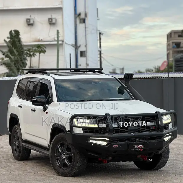 New Toyota Land Cruiser LC300 GR Sport 2024 - 1