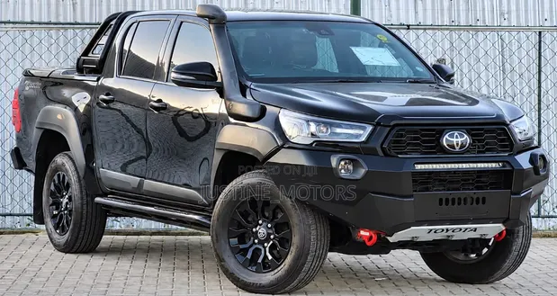 Toyota Hilux Rugged X 2022 Black - 1