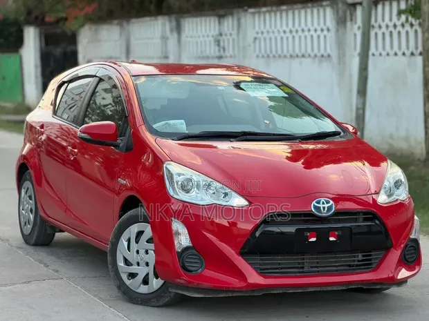 Toyota Aqua 2017 Nyekundu - 1