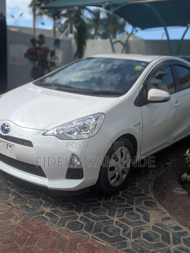 Toyota Aqua 2012 White - 1