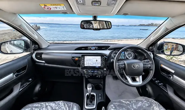 New Toyota Hilux 2025 Off-White - 1