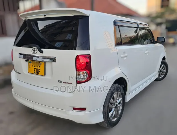 Toyota Corolla Rumion 2010 White - 1