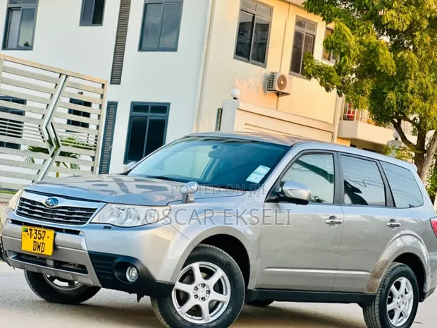 Subaru Forester 2010 Silver - 1