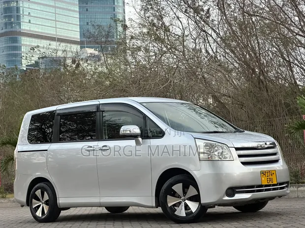 Toyota Noah 2008 Silver - 1