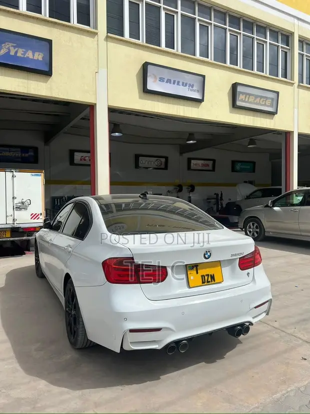 BMW 320i Sedan RWD 2012 White - 1