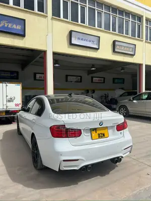 BMW 320i Sedan RWD 2012 White