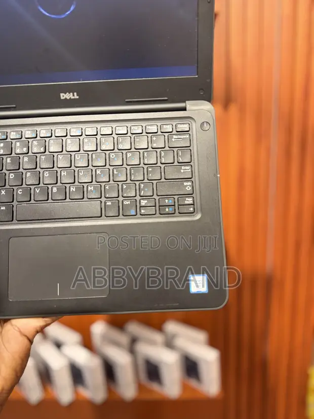Laptop Dell Latitude 3380 - 4GB RAM, 500GB HDD - 1