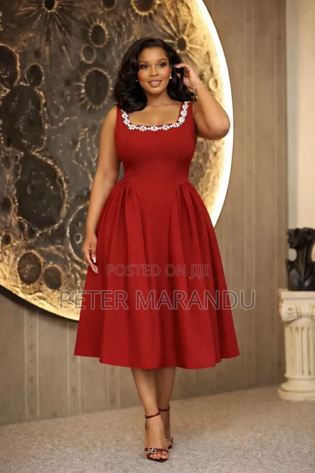 Flare Midi Dress yenye Crystal Neckline - 1