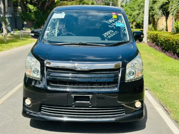 Toyota Noah 2.0 143hp FWD (7 Seater) 2009 Nyeusi - 1