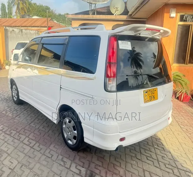Toyota Noah 2001 White - 1