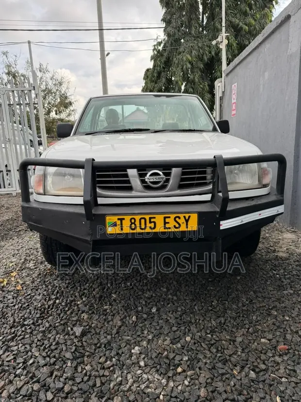 Nissan Hardbody 2008 White - 1