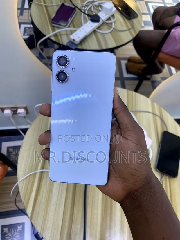 Samsung Galaxy A06 64GB White - 1