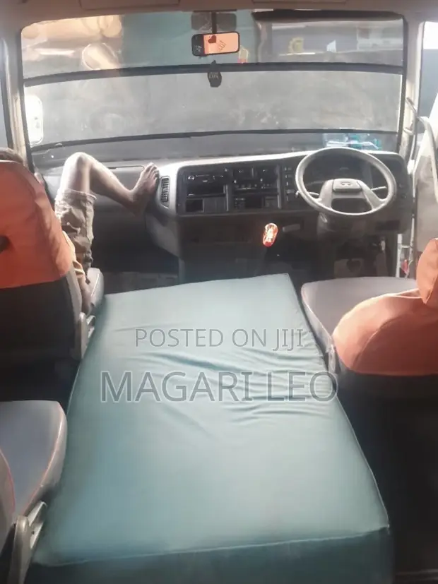 Mitsubishi Fuso Rosa 2004 Nyeupe - 1