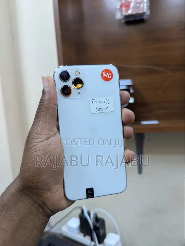 Apple iPhone 11 Pro Max 64GB Nyeupe - 1