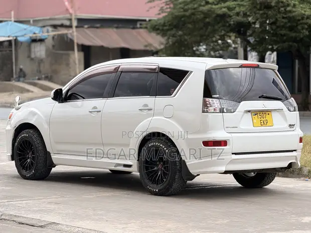 Mitsubishi Outlander 2011 White - 1
