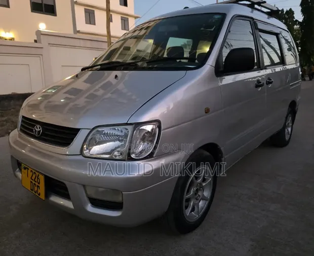 Toyota Noah 2001 Silver - 1