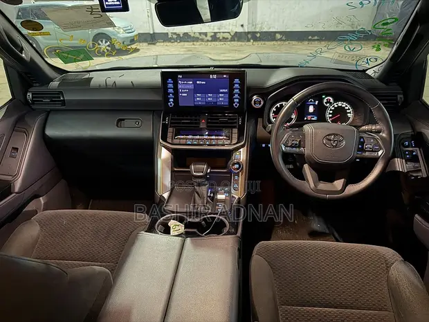 Toyota Land Cruiser LC300 Nyeusi 2024 - 1