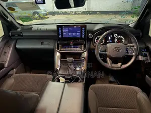 Toyota Land Cruiser LC300 Nyeusi 2024