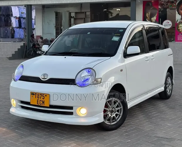 Toyota Sienta 2006 White - 1