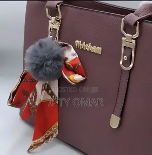 Mkoba wa Rangi ya Zambarau na Mnyororo wa Pom-Pom wa Skafu