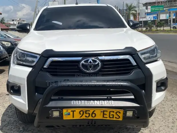 Toyota Hilux Revo 2024 White - 1