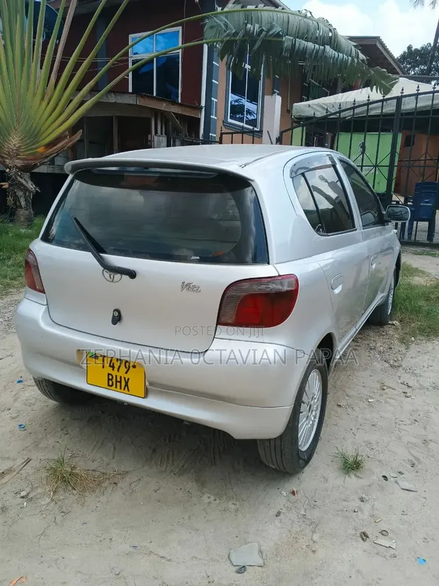 Toyota Vitz 2002 Silver - 1
