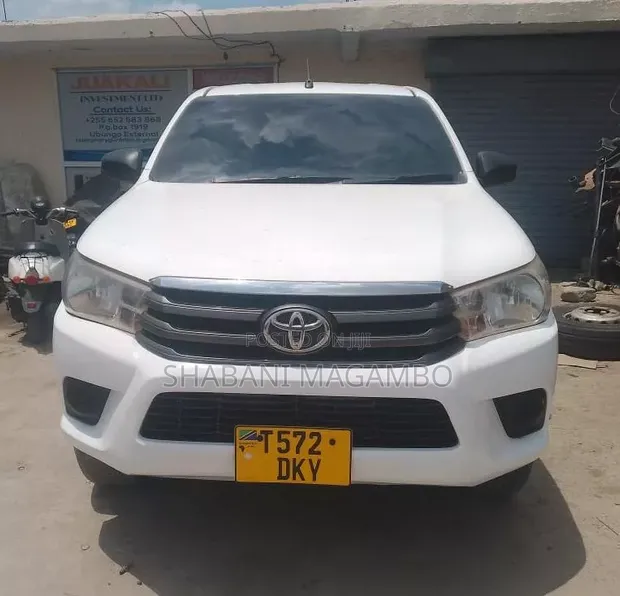 Toyota Hilux Revo 2017 White - 1