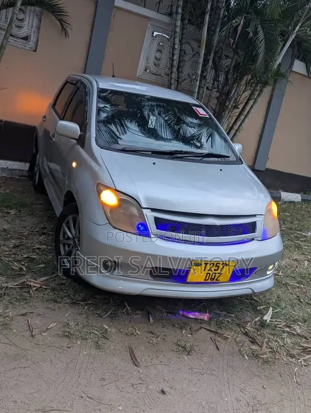 Toyota IST 2005 Silver - 1